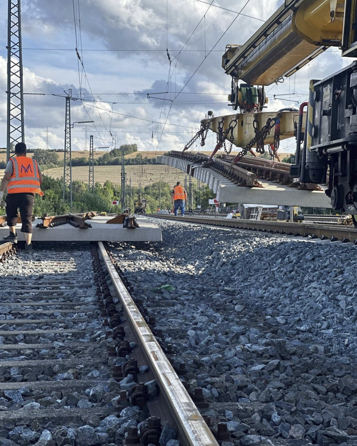 Bautrupp bei Arbeiten an der Strecke